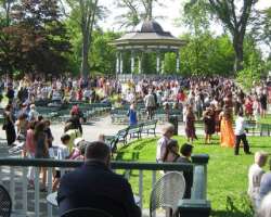 The garden consisted of three ponds, two stone bridges, and three fountains. It also has a bandstand which can be used for public concerts on Sunday a